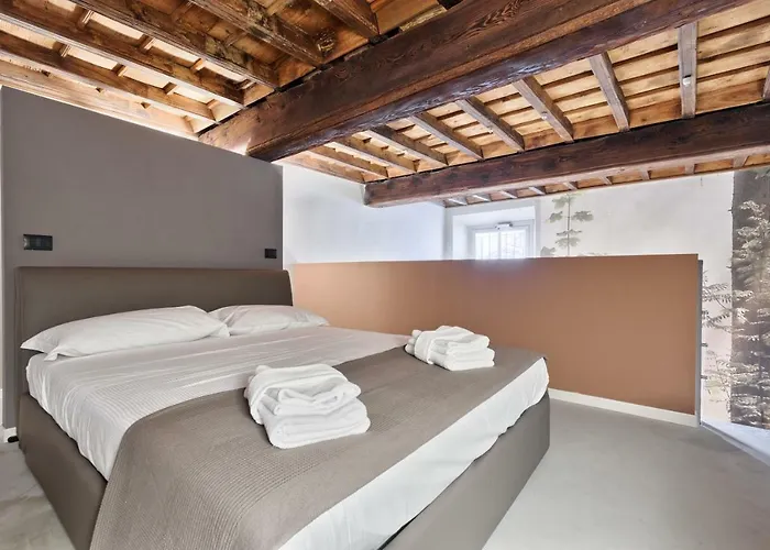 Guesthost - Center Quadrilatero Apartman